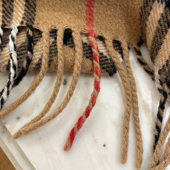 Burberry Classic Plaid Lambswool Scarf—GORGEOUS—UNISEX—Great preowned Condition! - Picture 6 of 7
